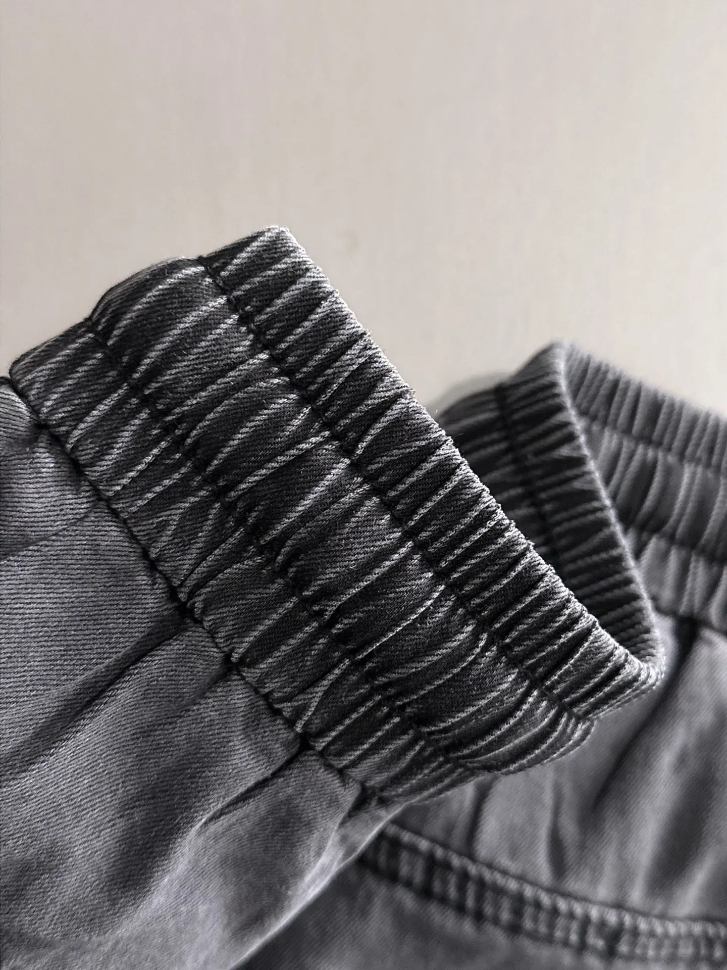P300 Big Goose 2025 summer new jeans denim shorts are woven from imported Japanese Denim plain cotton denim fabrics. They have three standards. The top stone-washed process makes the texture reach the old taste of the 1980s. It is soft, delicate, comfortable and breathable. The color has a modern and fashionable vicissitudes. The upper body is versatile and fashionable! Light luxury is a must-have item for daily commuting! Size: M-4XL (please state your height and weight when placing an order)